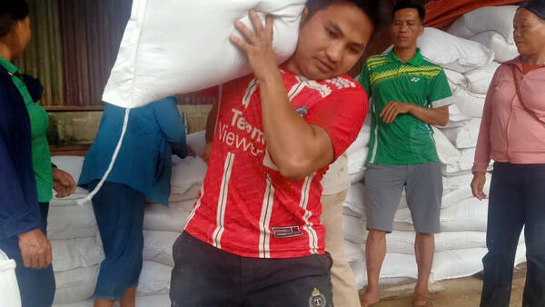 Xã Nhất Hòa  cấp phát gạo cứu trợ người dân sau bão số 11