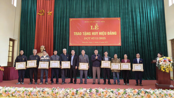 ĐẢNG ỦY XÃ NHẤT HÒA LONG TRỌNG TỔ CHỨC LỄ TRAO TẶNG HUY HIỆU ĐẢNG