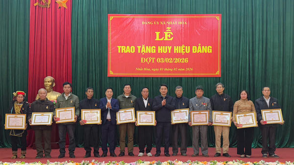 ĐANG ỦY XÃ NHẤT HÒA TỔ CHỨC LỄ TRAO TẶNG HUY HIỆU ĐẢNG ĐỢT 3/2