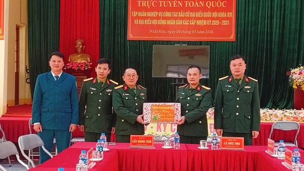 Bộ Chỉ huy Quân sự tỉnh Lạng Sơn tặng cán bộ, công chức xã Nhất Hoà và  Ban Chỉ huy Quân Sự xã Nhất Hòa