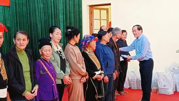 Đồng chí Phó Chủ tịch Thường trực HĐND tỉnh thăm, tặng quà tết tại xã Nhất Hòa