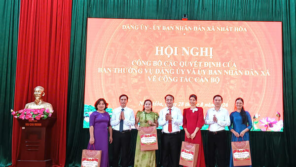 XÃ NHẤT HÒA TỔ CHỨC HỘI NGHỊ CÔNG BỐ CÁC QUYẾT ĐỊNH VỀ SẮP XẾP TỔ CHỨC ĐẢNG VÀ CÔNG TÁC CÁN BỘ