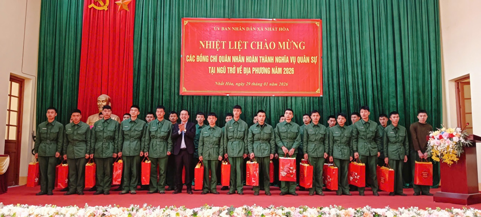 UBND xã tặng quà cho các quân nhân xuất ngũ