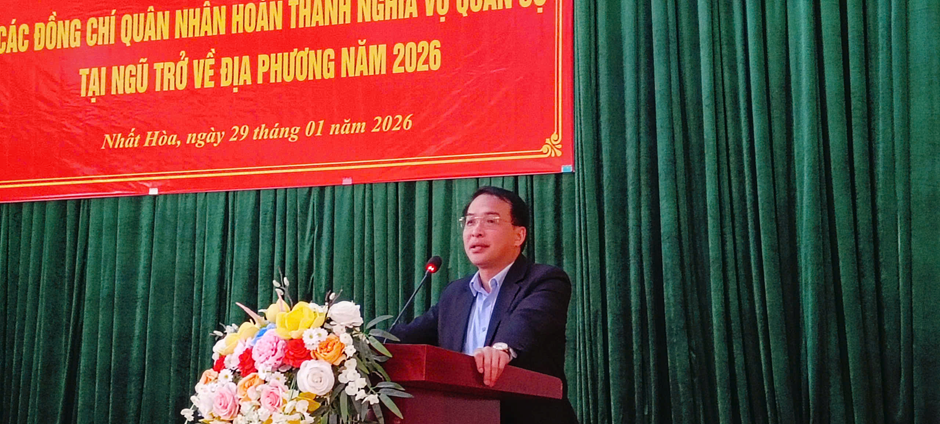 Đồng chí Dương Hữu Phong - Chủ tịch UBND xã, Chủ tịch HĐNVQS xã phát biểu tại hội nghị